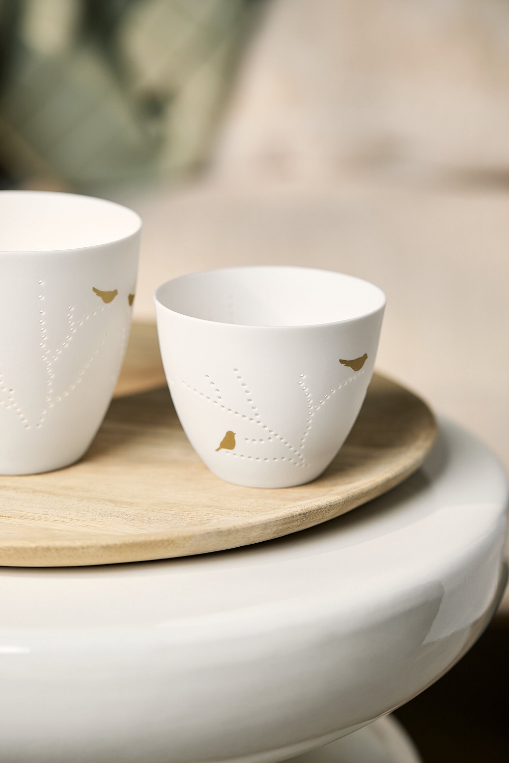 Teelicht-Set, Tassen, weiße Keramik, perforierte Muster, Goldakzente