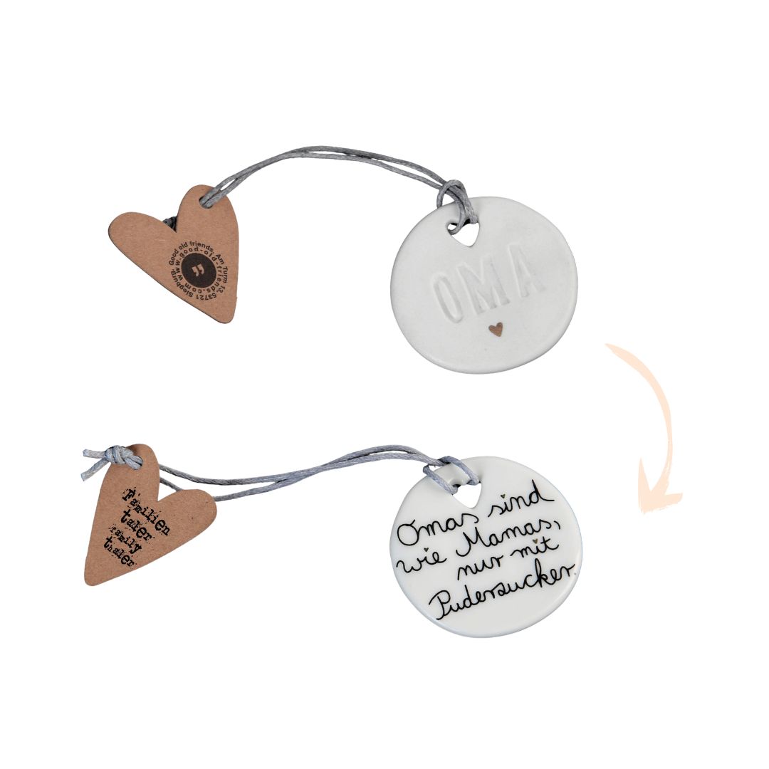 Good old friends Familientaler 'Oma' aus Porzellan, Ansicht von Vorder- und Rückseite mit Spruch 'Omas sind wie Mamas, nur mit Puderzucker'