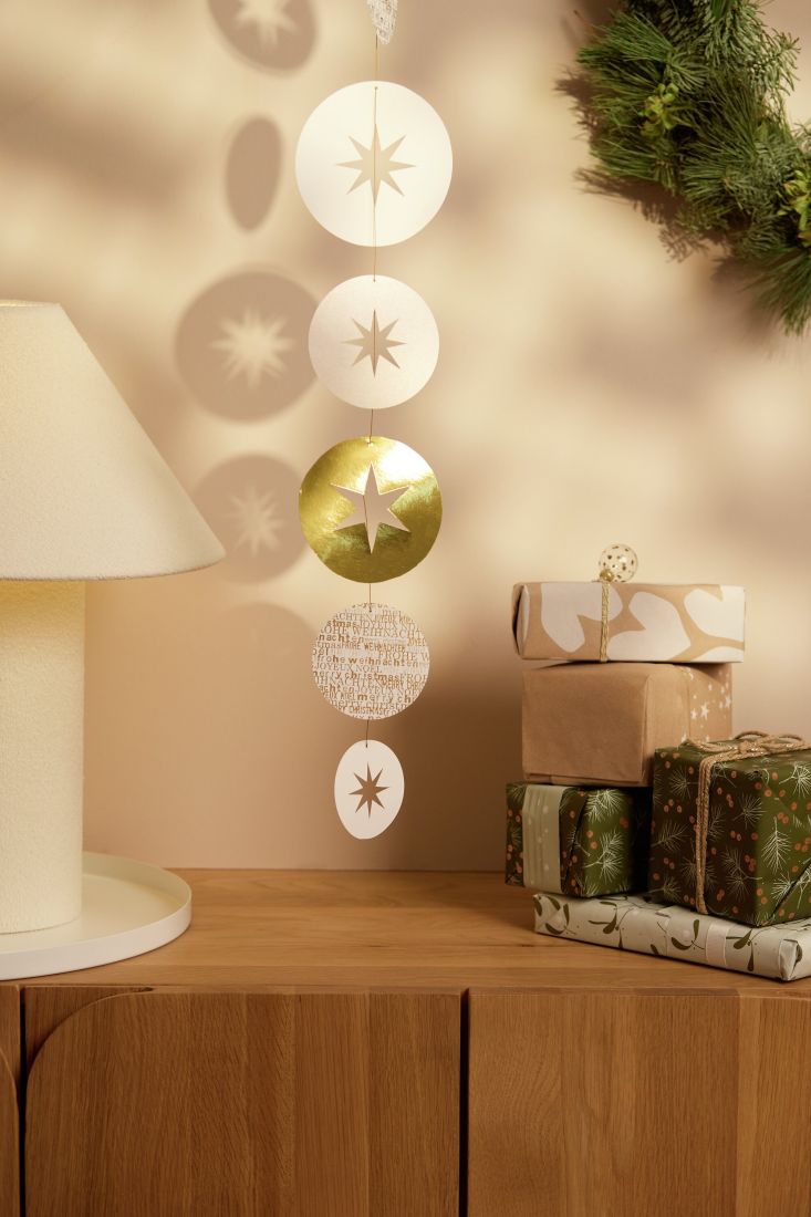 Weihnachtsdeko, Girlande, Papierstern, Goldstern, Geschenke