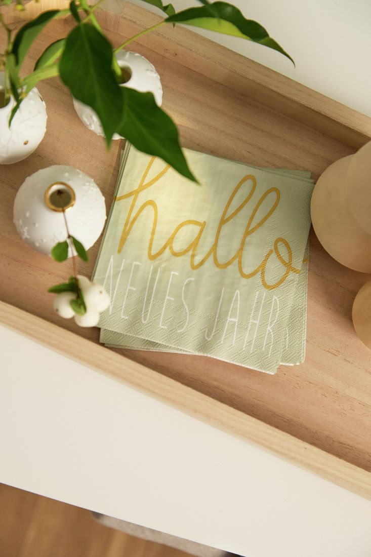 räder Cocktailserviette Hallo neues Jahr elegant arrangiert neben Bumenvasen