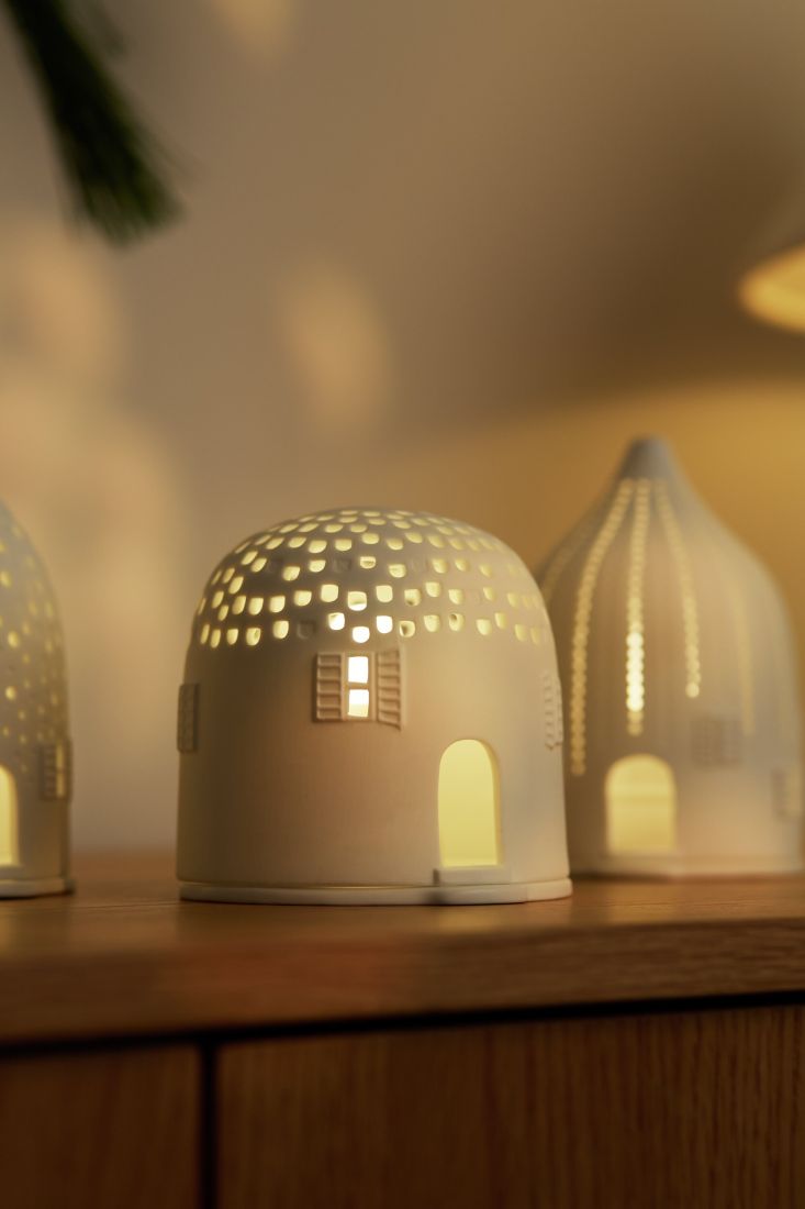 räder Porzellan-Lichthaus als stimmungsvolle winterliche Tischdekoration im Wohnzimmer