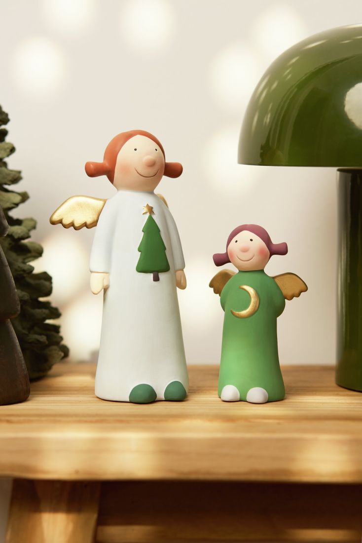 räder Himmlische Schwester Pauline neben einer großen Egelfigur stehend