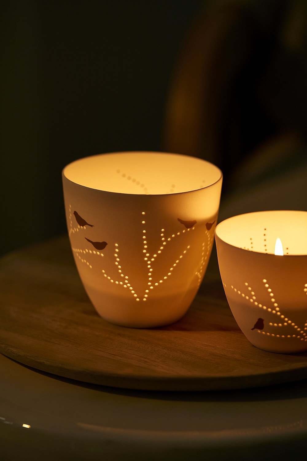 Kerzen, Votivkerze, warmes Licht, durchbrochene Muster, Vogelsymbol