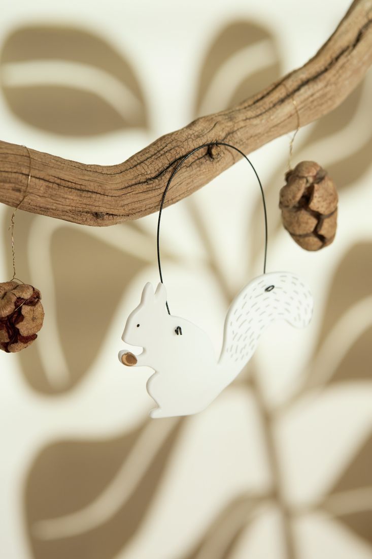 Eichhörnchen-Anhänger, Holzaufhängung Dekoration, Weiße Eichhörnchenfigur, Nuss-Accessoire, Ast-Dekoration