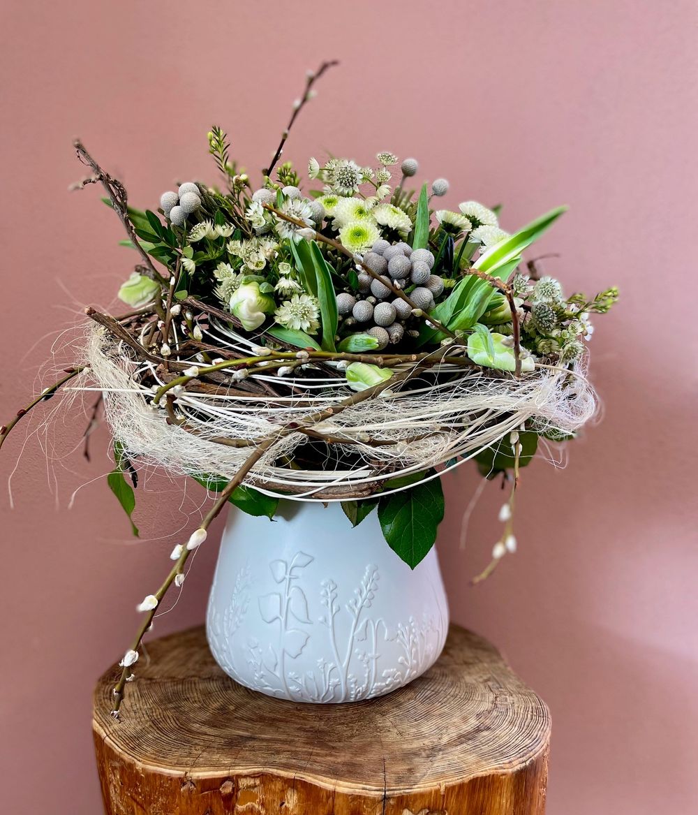 Blumenarranzierung, Vase, Naturdeko, Töpferware, Grünpflanzen