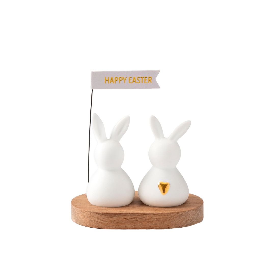 hasengruss-happy-easter-porzellanhasen-auf-holzsockel