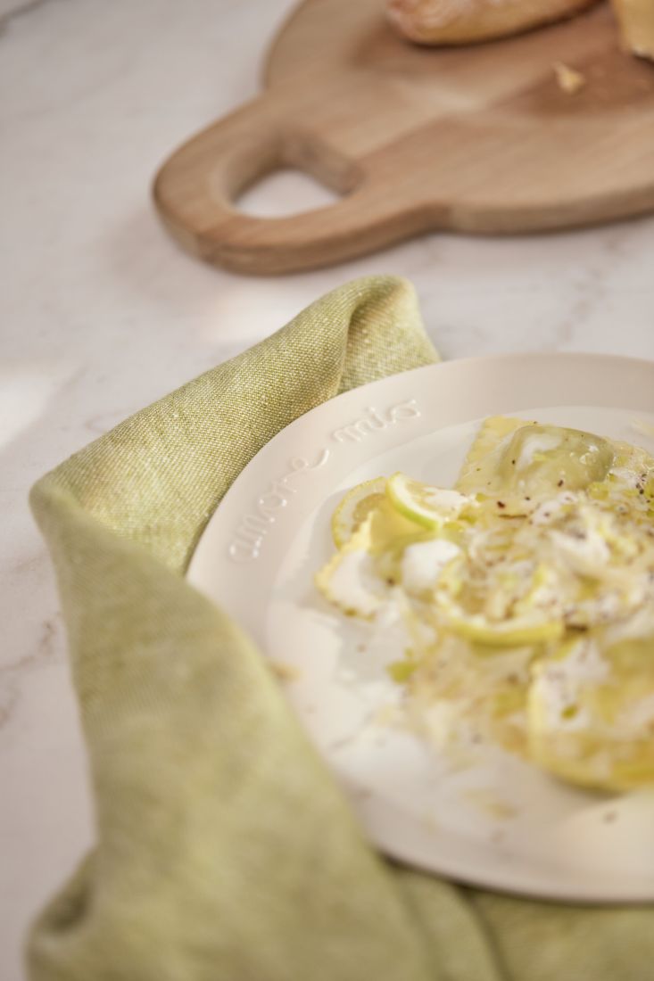 Nahaufnahme des erhabenen Hoch-Relief Schriftzugs amore mio auf dem Tellerrand