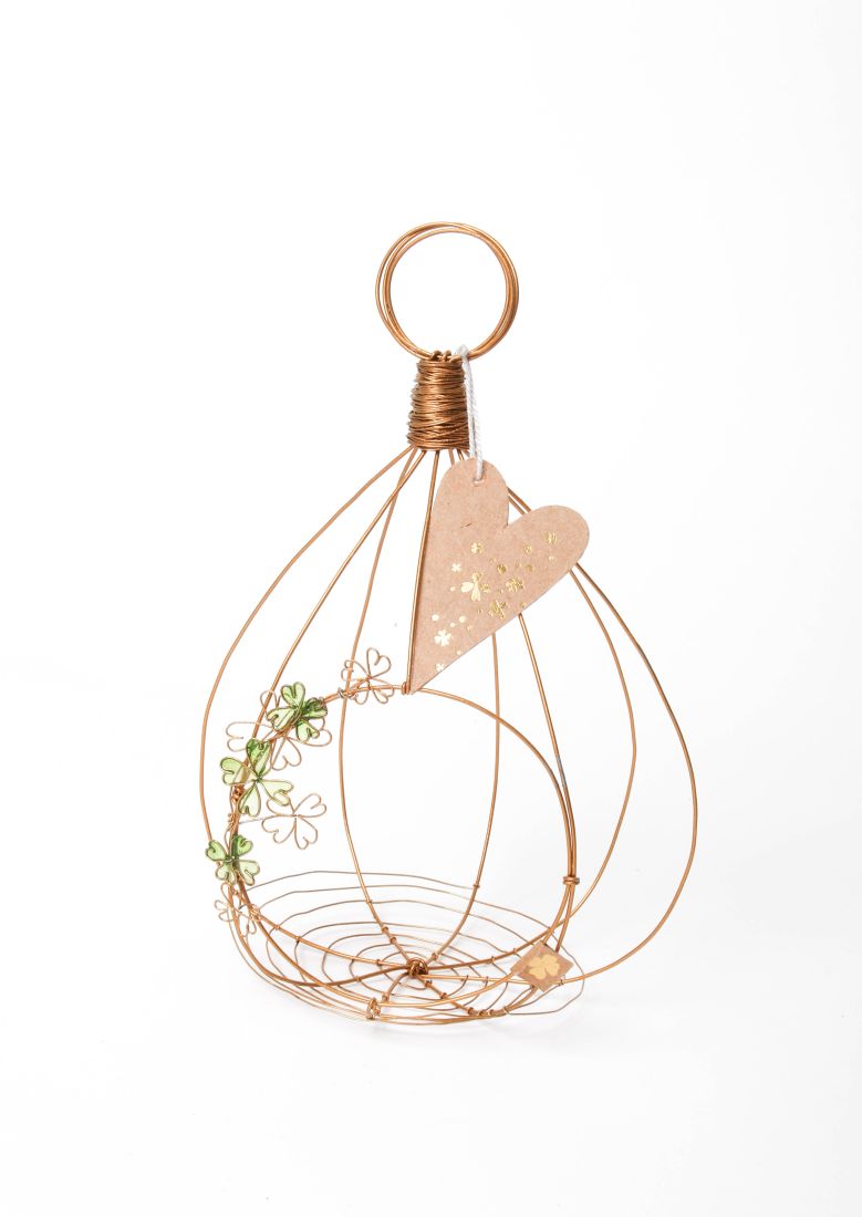 Tropfenförmige Hängedekoration Cocoon Klee gold von Good old friends aus goldenem Draht mit kleinen grünen Kleeblättern und Herzanhänger