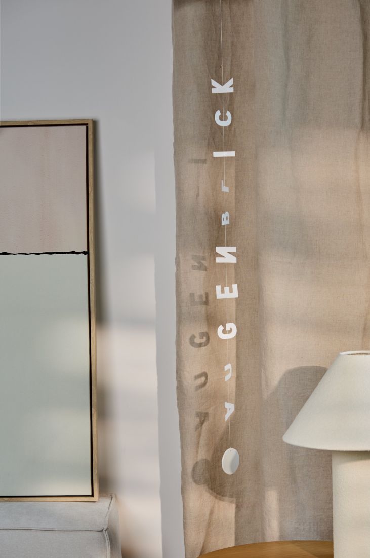 Die räder Papier-Dekokette Augenblick elegant im Fenster hängend, umgeben von gemütlicher Wohnraumdekoration