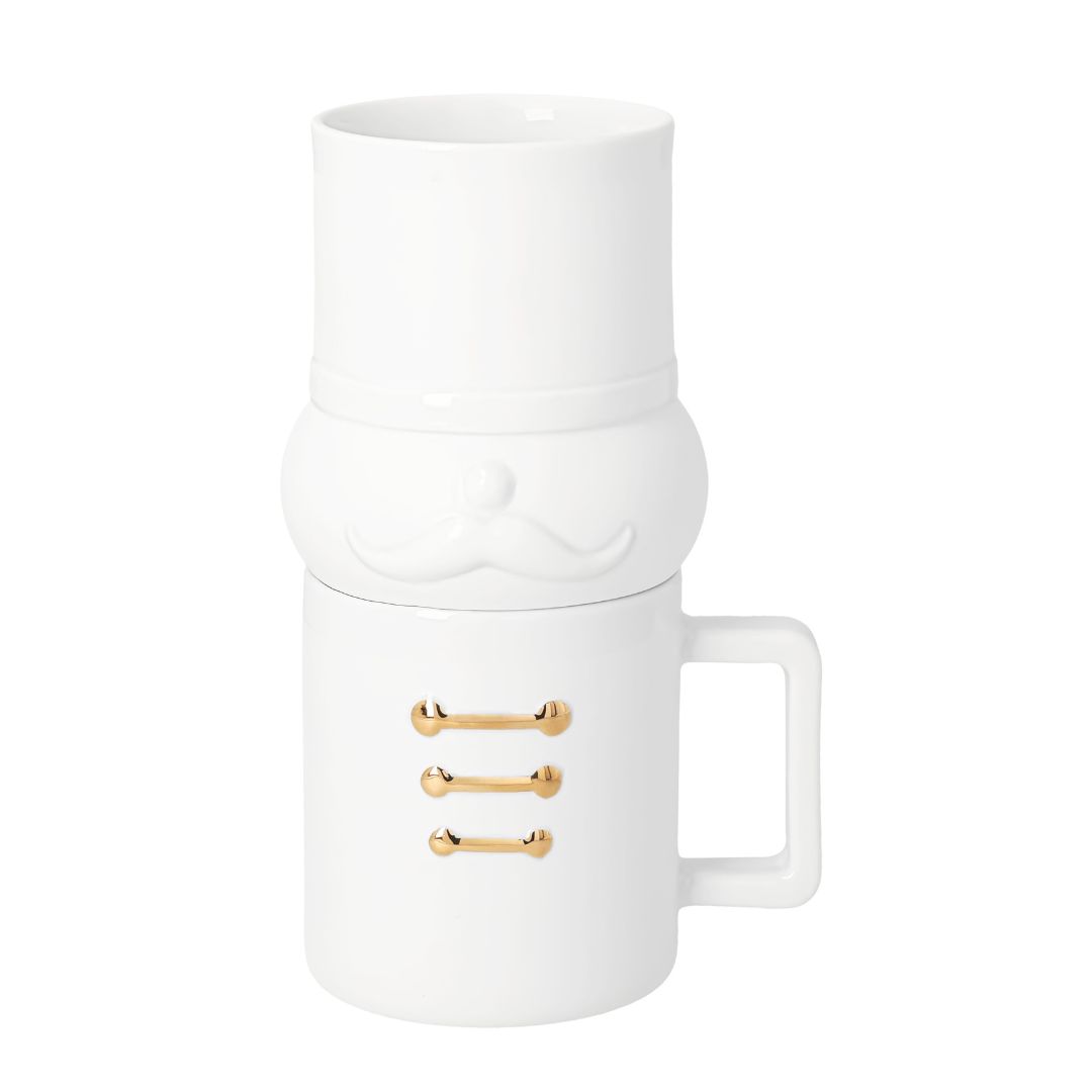 Zweiteiliges räder Becher Set Linus aus weißem Porzellan mit Tasse, Keksaufsatz und Nussknacker Figur