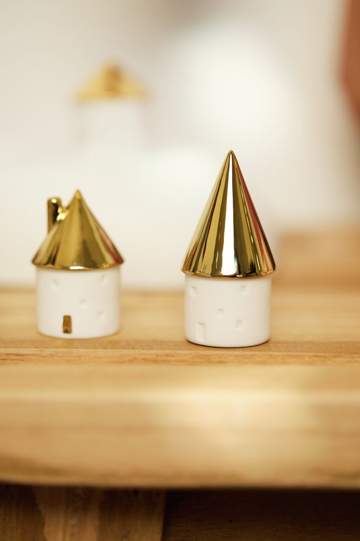 Miniaturhäuser, Keramik, Goldene Kegeldächer, Weiße Basen, Dekorationsfiguren