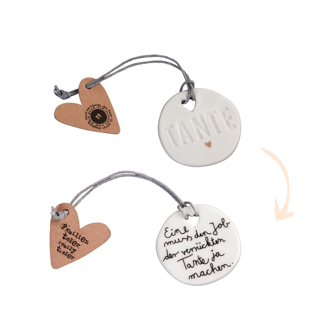 Good old friends Familientaler Tante aus Porzellan, Ansicht von Vorder- und Rückseite mit Spruch 'Eine muss den Job der verrückten Tante ja machen'