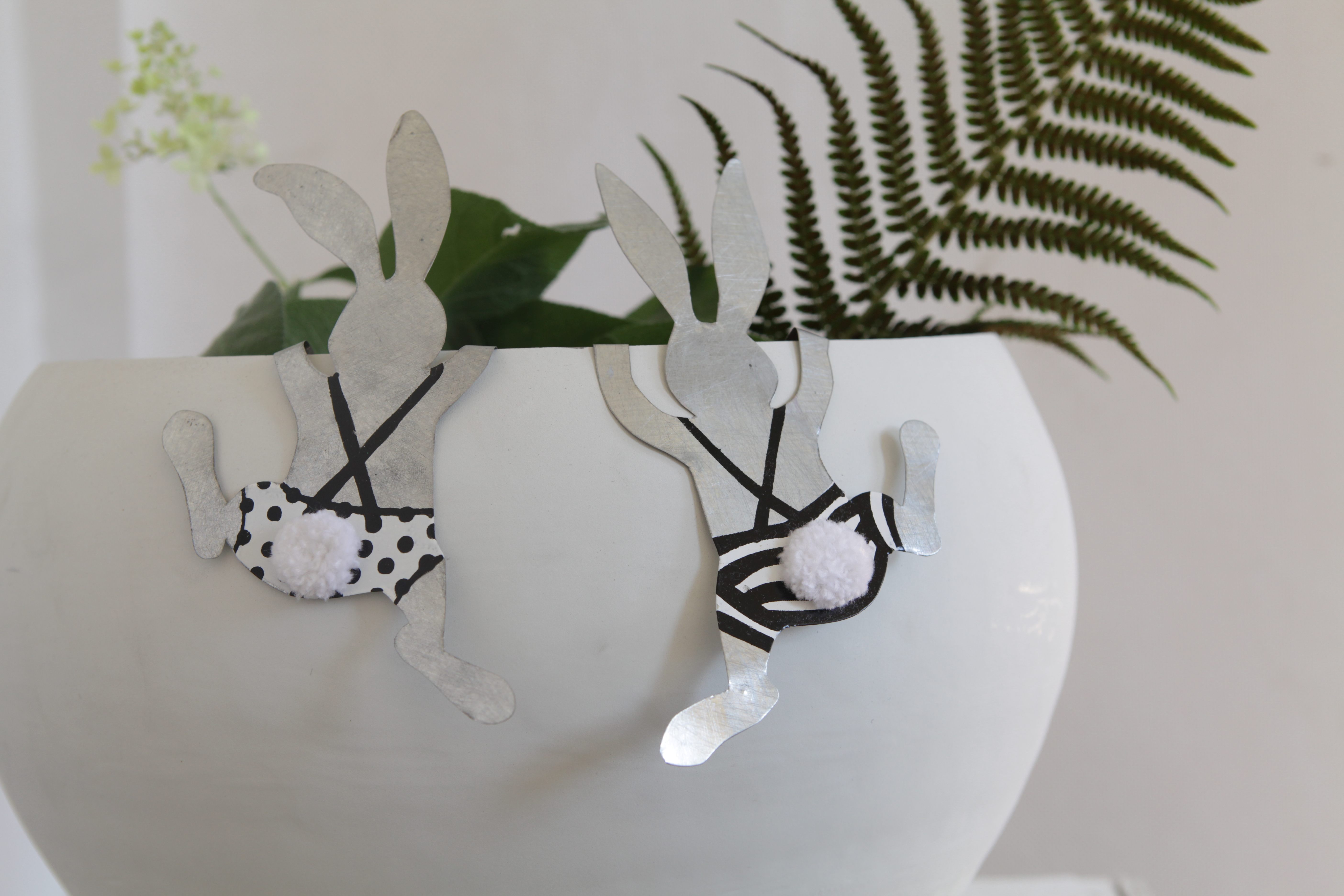 Kletterhase an Blumentopf