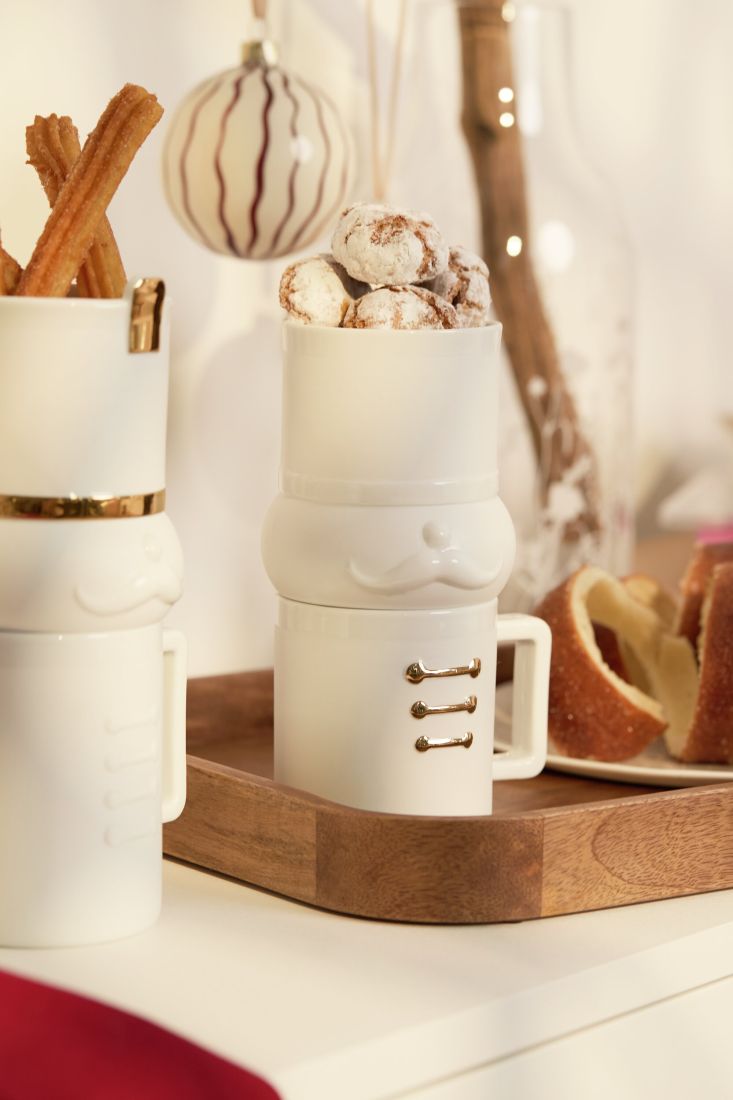 Tassen-Set aus Porzellan für Kaffee und Gebäck