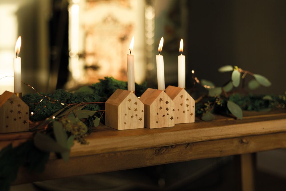 CTLG_Katalog-Weihnachten-2023-Moods_Licht_Seite_092_1_result Holzlichthaus mit ausgestanzten Sternen