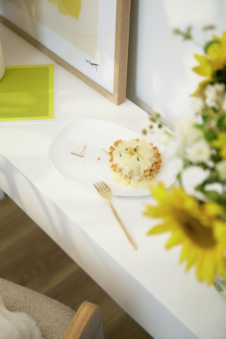 Essen, Präsentation des Essens, Teller, Fensterbank, Gabel