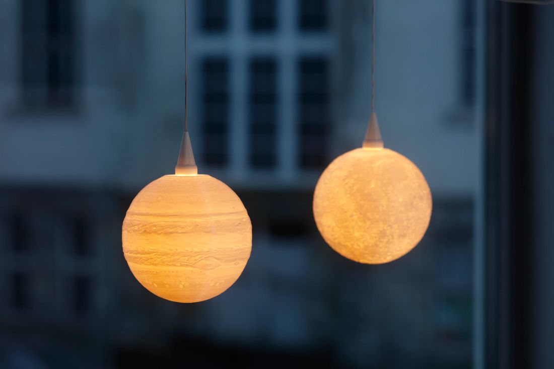 Der leuchtende Lampenschirm Jupiter von InnoCreo spendet warmes, atmosphärisches Licht mit beeindruckendem Licht- und Schattenspiel