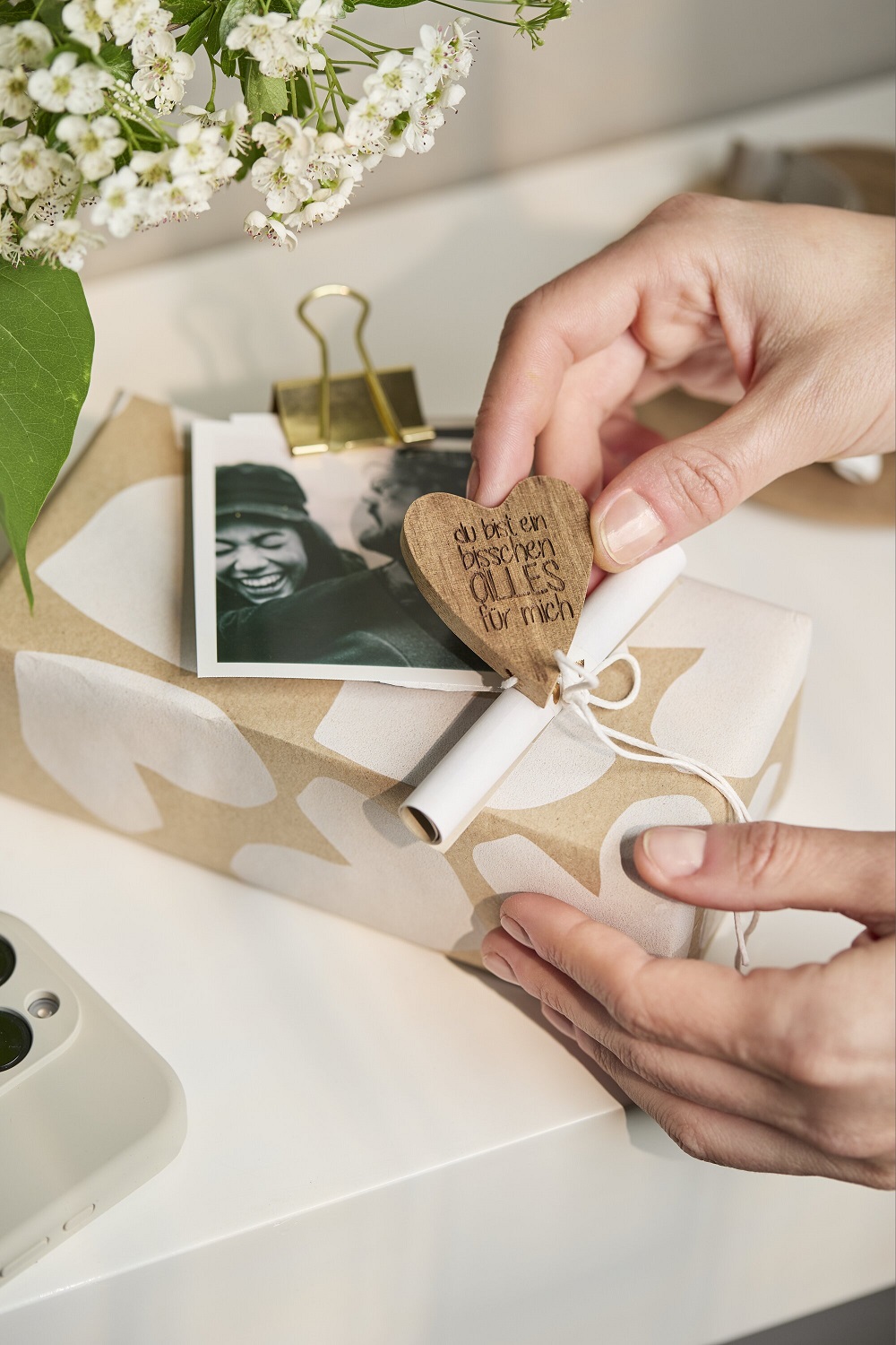 Geschenkverpackung, Kartonage, Materiaalpapier, Holzherz, Notizkarte