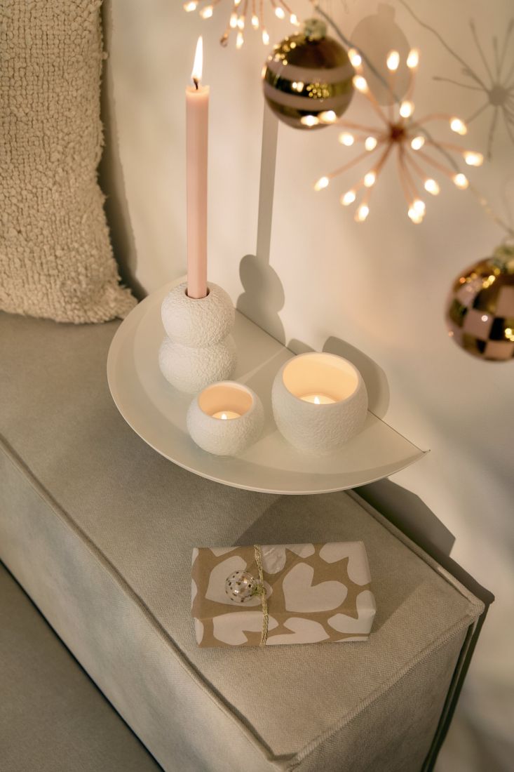 räder Porzellan Teelichthalter Lichtchen Schnee als feine Winterdekoration auf einem Tisch