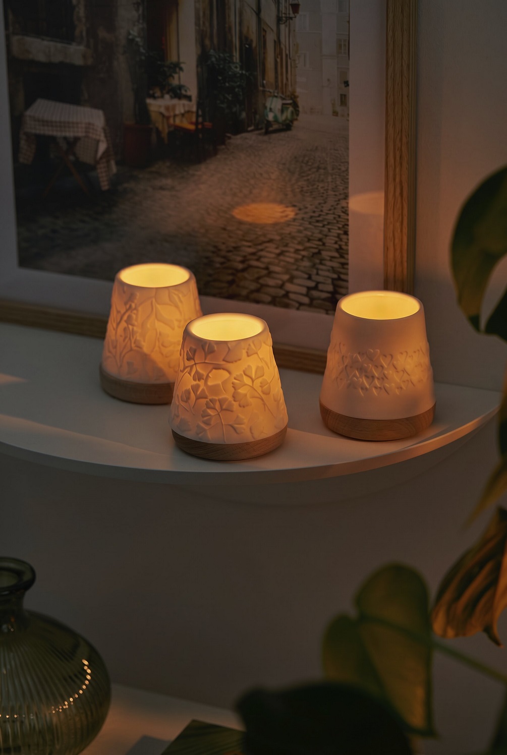 LED-Lampe, Votivlampe, Porzellangehäuse, Holzboden, Dekoszene