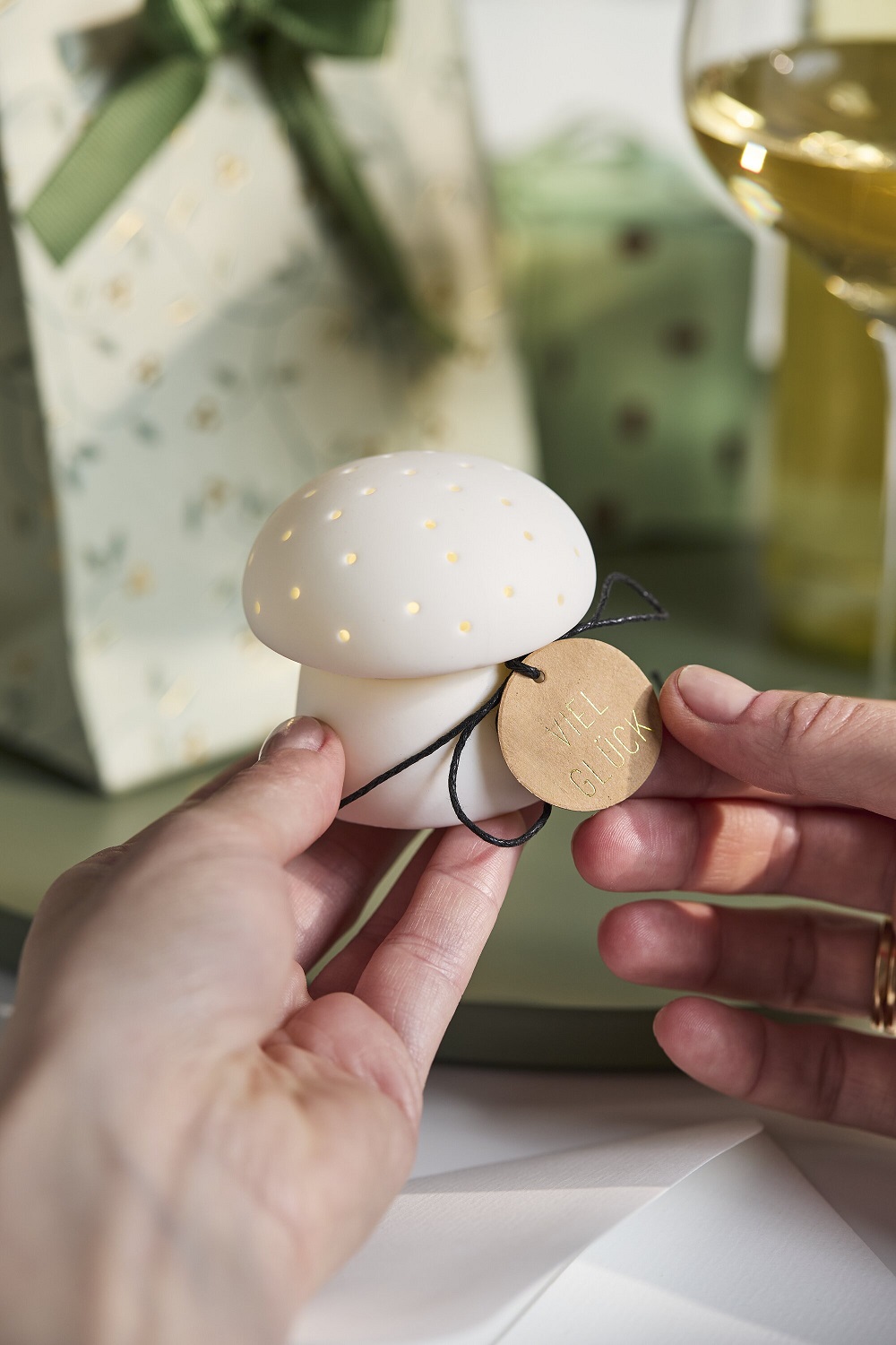 Pilz-Dekoration, Keramik-Pilz, Weiße Verzierung, Geschenkanhänger, Schnurbinde