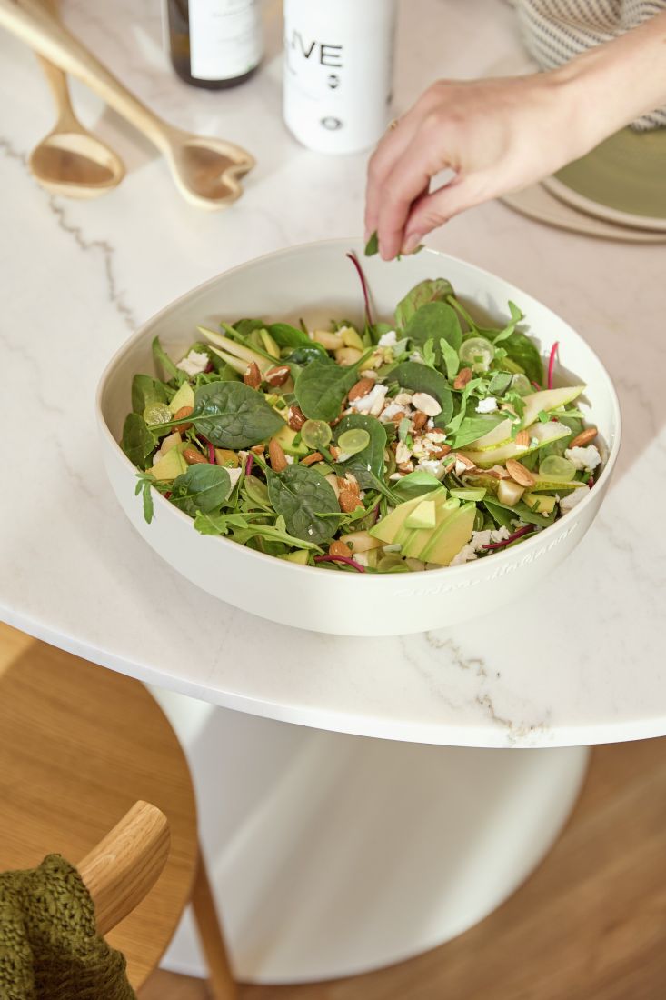 XL räder Schüssel gefüllt mit Salat auf einer festlich gedeckten Tafel