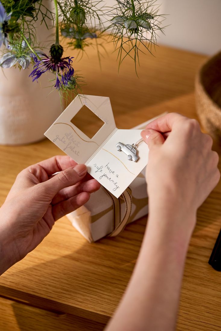Nahaufnahme des glänzenden kleinen silbernen Auto-Anhängers von räder Design