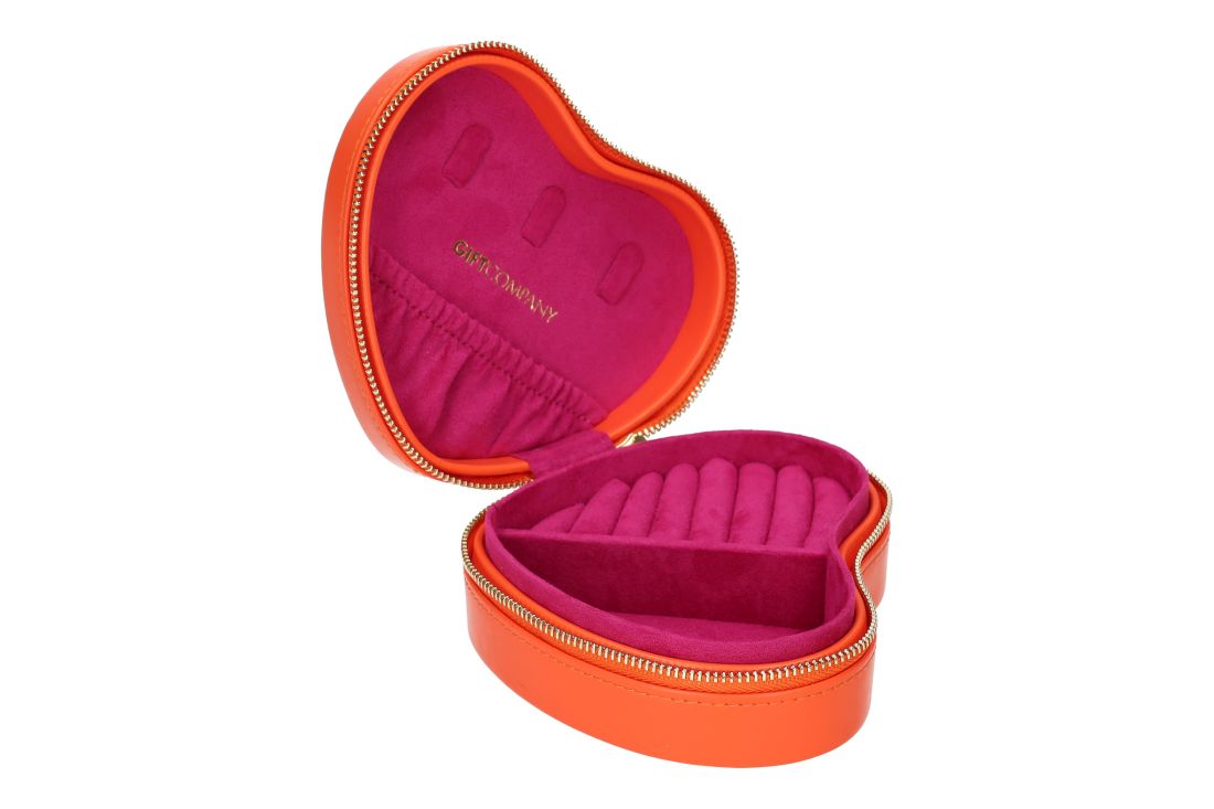Geöffnetes herzförmiges Schmucketui von Giftcompany in Orange mit pinkfarbenem Innenfutter und Ringfächern