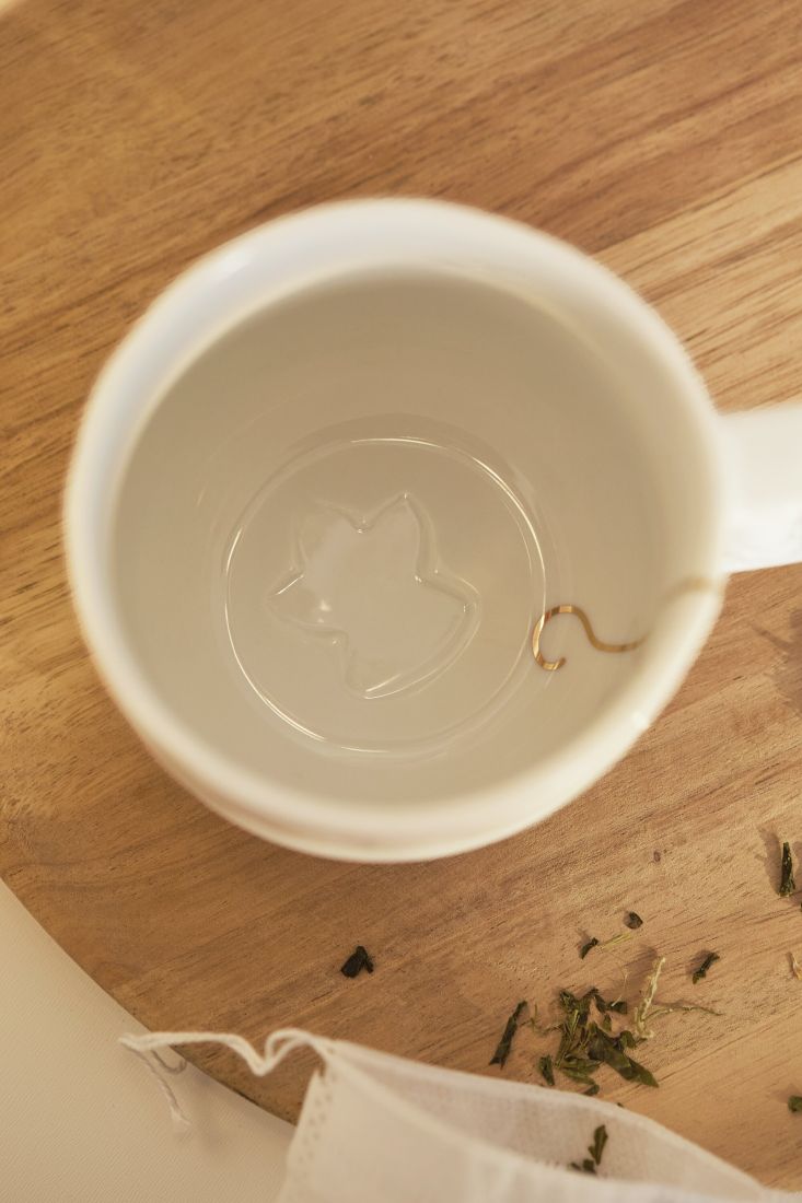 Blick von oben in die räder Tasse Santa aus Porzellan mit feinen goldfarbenen Details