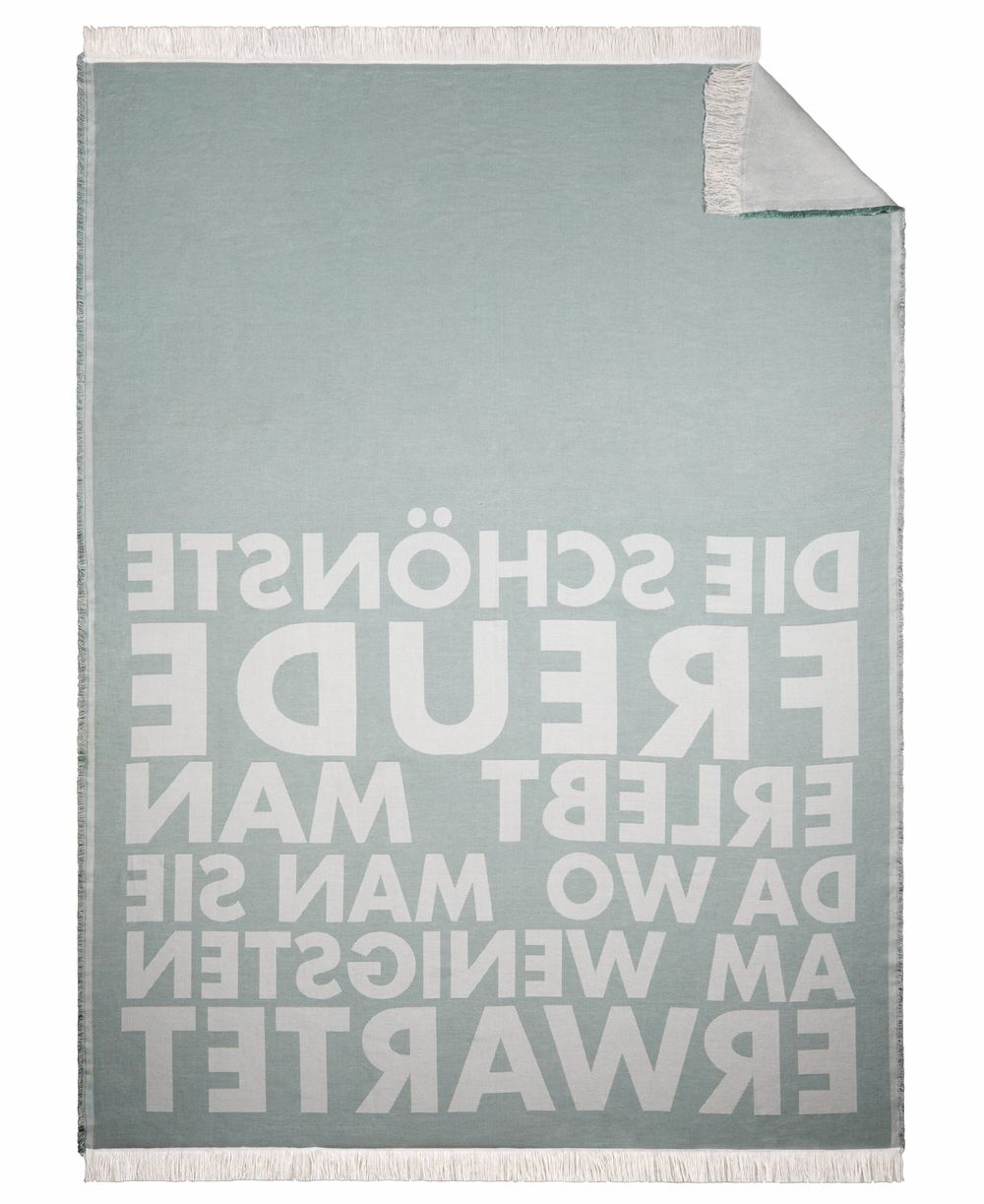 Detailansicht der hochwertigen Webstruktur und des Schriftzugs Freude der räder Baumwolldecke