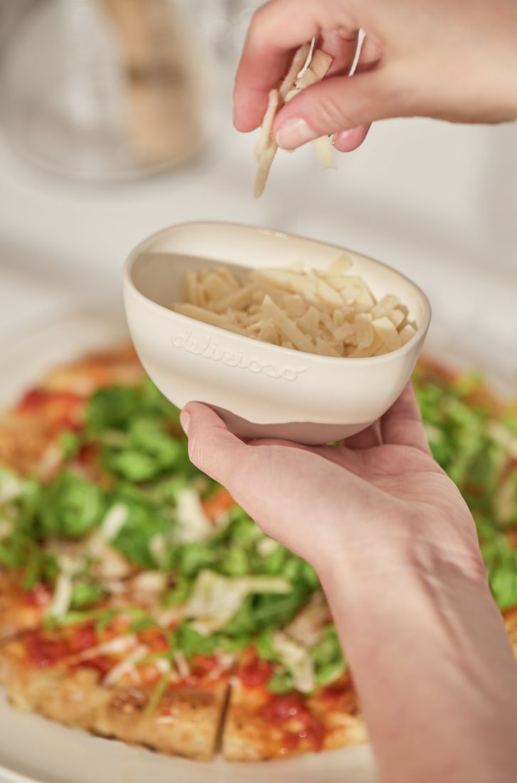 Räder Schälchen delizioso gefüllt mit Dips auf einer mediterran gedeckten Tafel