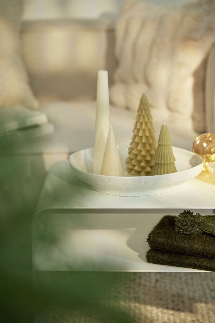 Große räder Dekoschale mit umlaufendem Tannen-Motiv als edler Mittelpunkt auf dem Weihnachtstisch