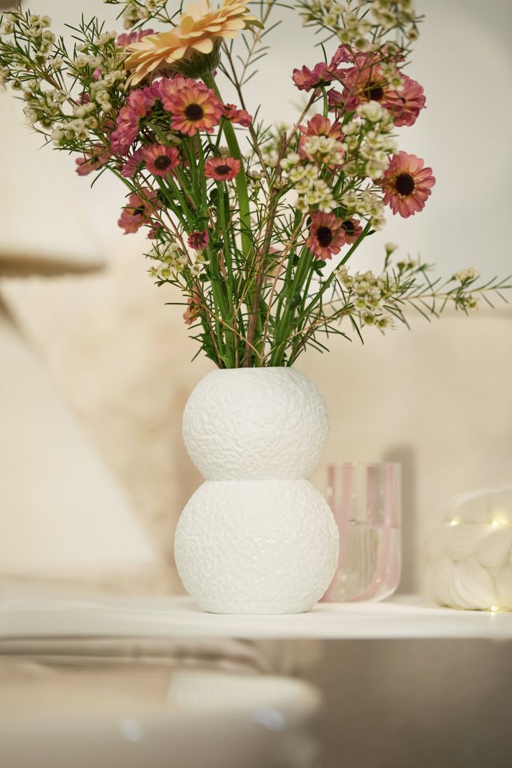 Nahaufnahme der haptischen Oberflächenstruktur der räder Porzellan-Vase aus der Kollektion Schneeball