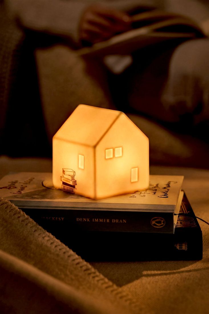 Warm leuchtendes räder LED Porzellan-Lichthaus Bücher dekoriert