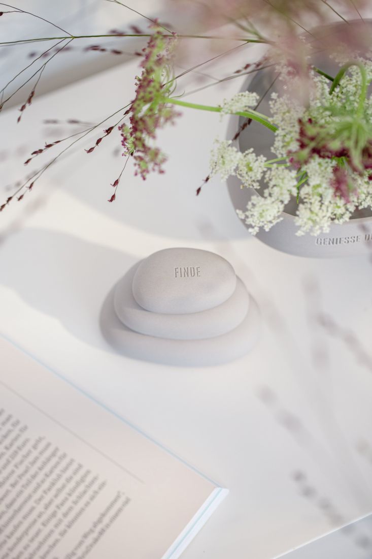 Gestapelte räder Balance-Steine als meditative Dekoration in einer Yoga-Ecke