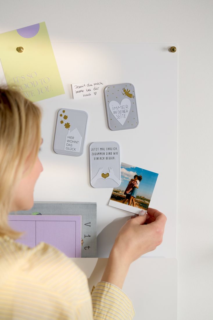 Der räder Magnet Zusammen sind wir einfach besser hält eine Postkarte stilvoll an einer Magnetwand