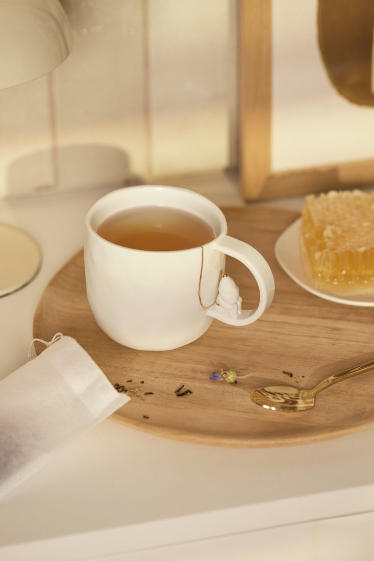 weiße tasse, tee, teebeutel, honigwabe, honiglöffel