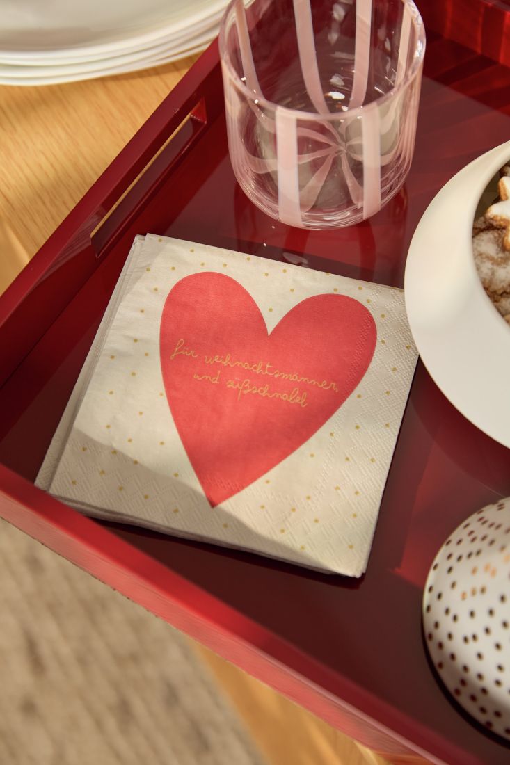 Gedeckter Tisch zum Adventskaffee mit den räder Cocktailservietten Für Weihnachtsmänner als charmantes Detail