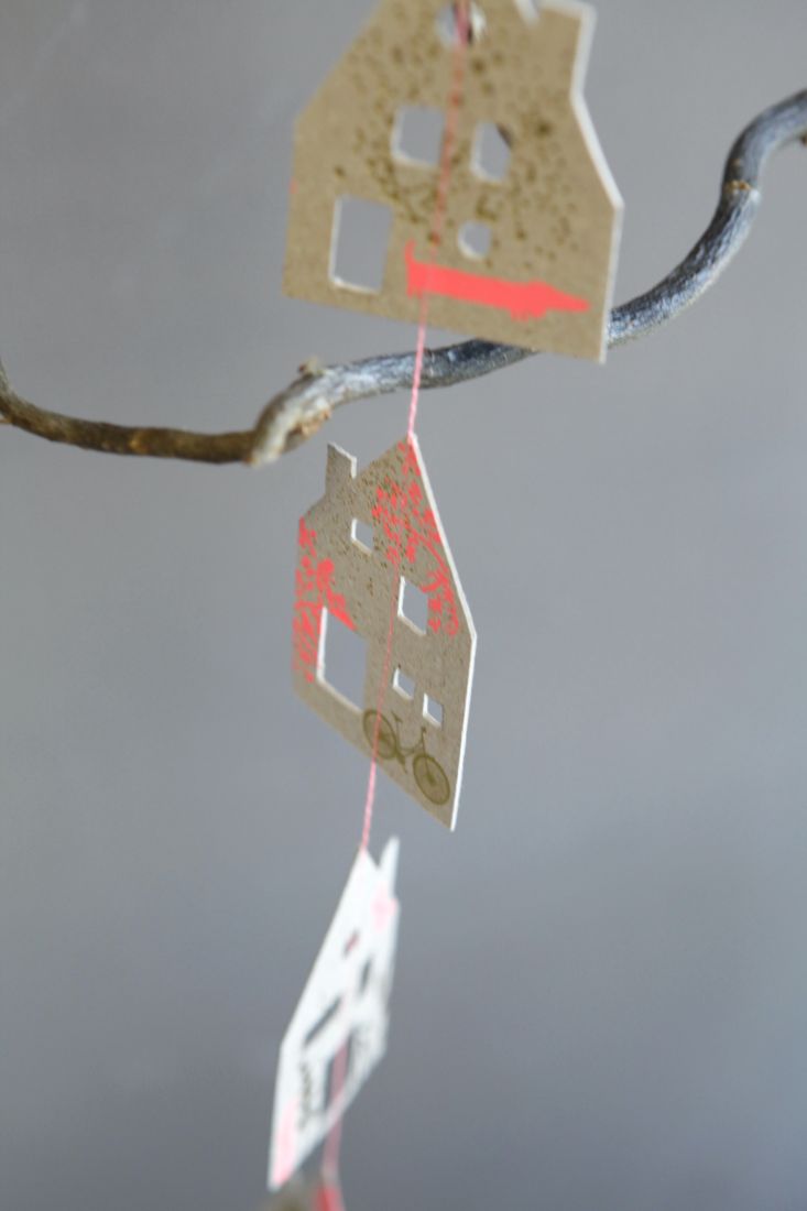 Detailaufnahme der Häuser aus handgeschöpftem Papier mit grauen und pinken Motiven