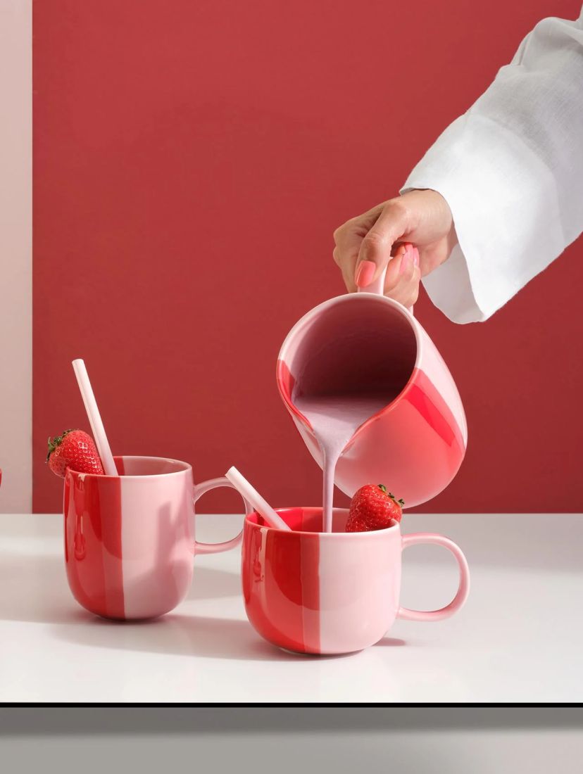 Der rosa-rote Henkelbecher strawberry smoothie von ASA Selection auf einem farbenfroh gedeckten Frühstückstisch