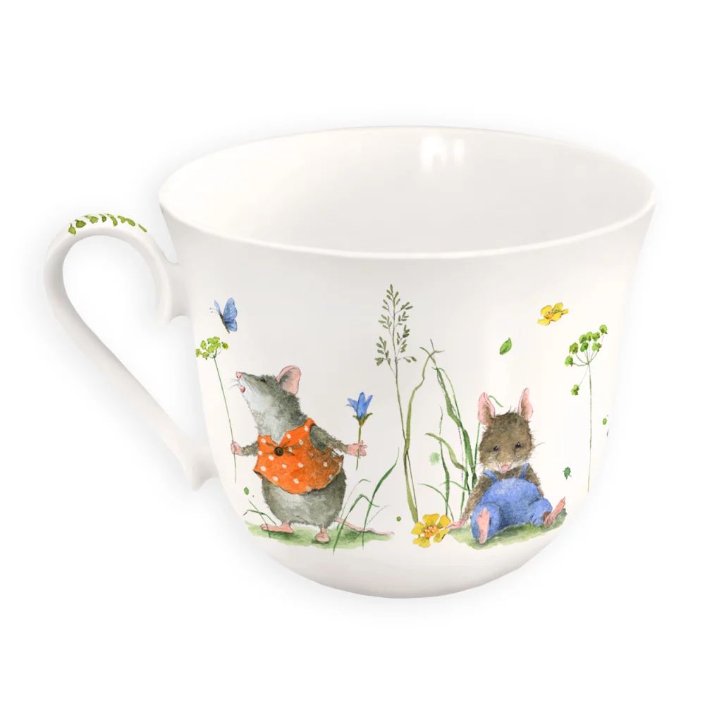 Nahaufnahme der Illustration auf der Tasse Mäuseparty: Maus mit blauer Latzhose und Schmetterling
