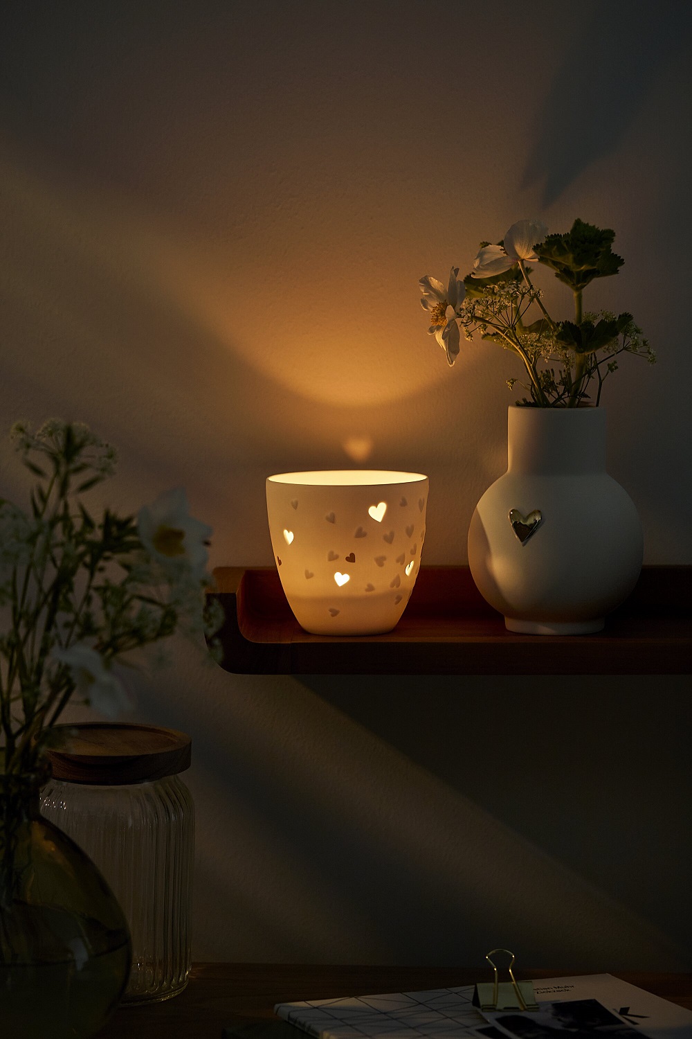 Kerze, Herz Muster, Vase, Blumen, warme Beleuchtung