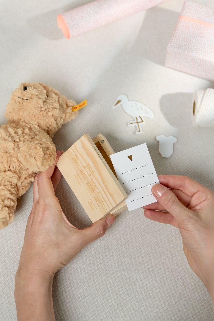 räder Beziehungskiste Made of Magic dekorativ arrangiert mit Mini-Glückwunschkärtchen