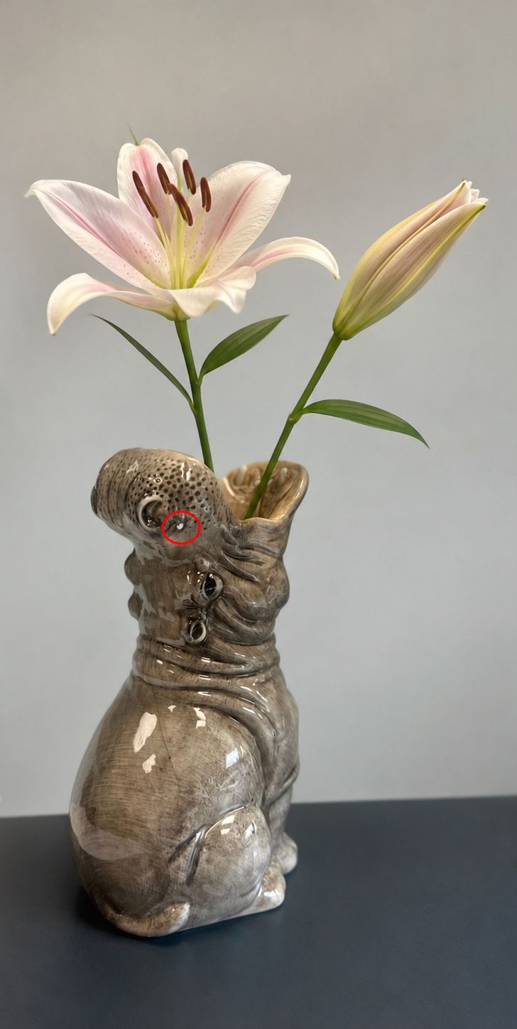 Vase, Figurine, Katze, glasierte Keramik, Blumenarrangement
