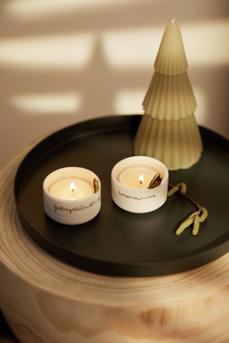 Nahaufnahme des goldenen Herz-Elements am Rand des räder Porzellan-Teelichthalters